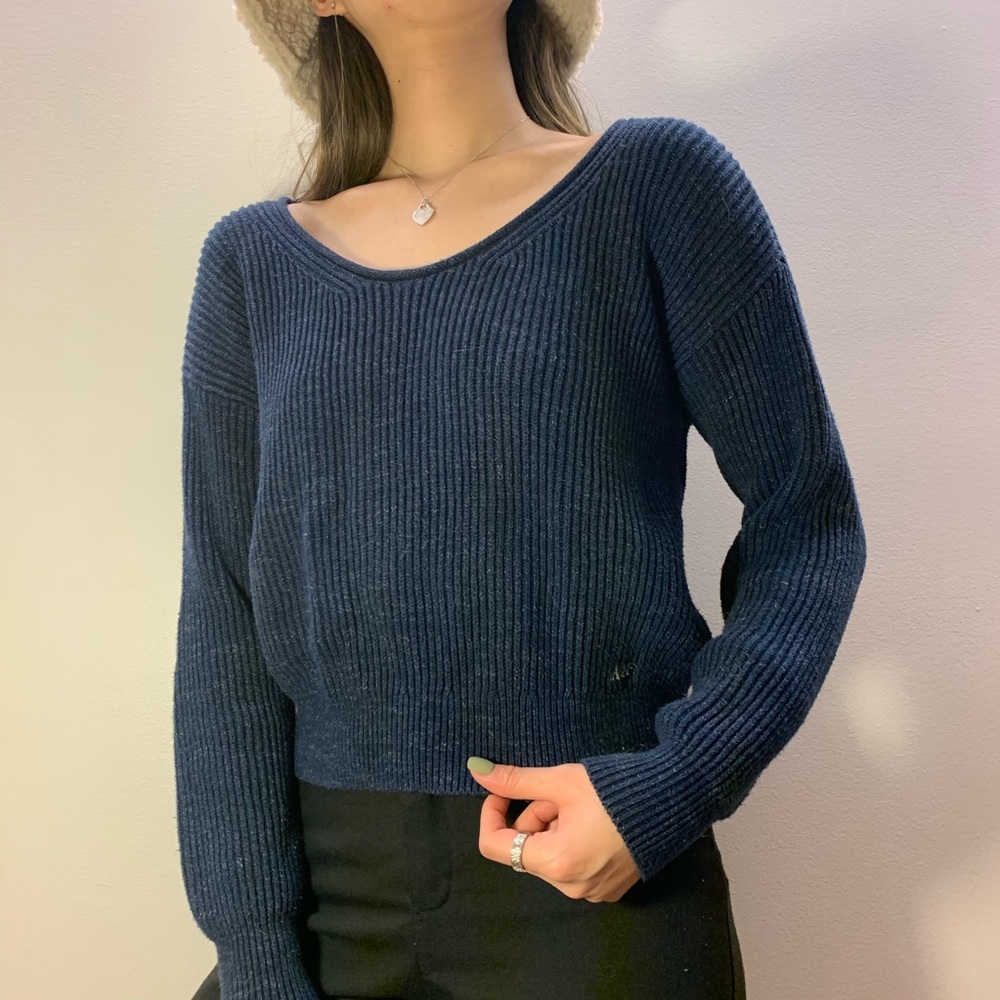 Abercrombie & Fitch cropped blue vneck sweater